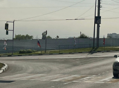 Полное неуважение: флаг России разместили на грязном перекрестке в Новороссийске 