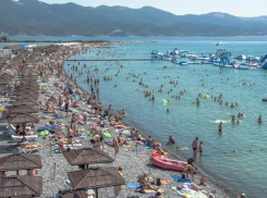 Мазут туристов не пугает: россияне бронируют отели на Черное море на лето-2025  