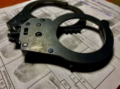 Сыграли на слабостях: новороссиец остался без денег и интимной услуги