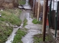 Новый тротуар заставляет новороссийцев «тонуть» в грязной воде 