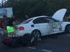 Мотоцикл влетел на полном ходу в автомобиль под Новороссийском