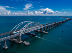 После ночной атаки вражеского БПЛА на Крымском мосту собралась очередь из 2 тысяч автомобилей 