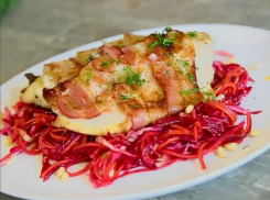 Готовим на мангале: Филе рыбы в беконе с диетическим салатом «Метла»   