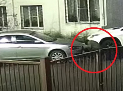 Неизвестный «свинтил» фары с машины жительницы Новороссийска 