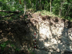 Черные копатели разрушили древний курган в Новороссийске