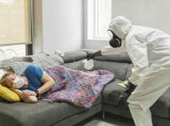 С температурой и грустным видом новороссийцы продолжают болеть ковидом