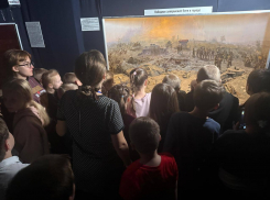 Поездкой в Новороссийск наказали школьников, жаривших еду на Вечном огне 