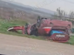 Машину под Новороссийском опрокинуло «вверх колесами»: ДТП и пробки к этому часу