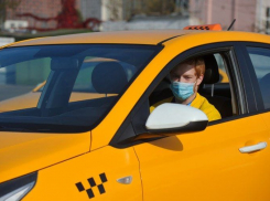 «Запомнил Владимира Меньшова по его соломенной шляпе»: новороссийский таксист — о своих доходах, гармонии и знаменитых пассажирах