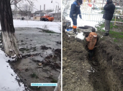 По улице Куникова разлилась канализационная река: на месте работает бригада Водоканала