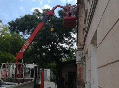 Чтобы парапет не падал на головы, в Новороссийске его сбивают