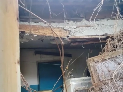В Новороссийске заброшенная квартира разрушает весь дом: жильцы боятся за жизнь детей
