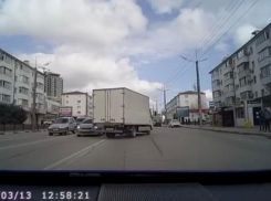 Доза адреналина: на оживленную дорогу в Новороссийске выкатился грузовик