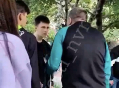 «Вы зачем бабушку трогаете»: в Новороссийске неадекватный мужчина вырвал клок волос пенсионерке