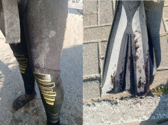 По уши в мазуте: мужчина рискнул искупаться в Черном море на пляже Анапы