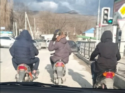 В Новороссийске подростки на мопедах выпрашивали ремня у незнакомцев и родителей