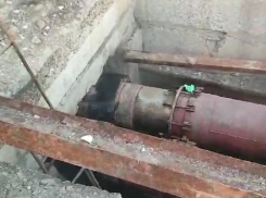 Новороссийцы живут без горячей воды: она утекает рядом с домом 