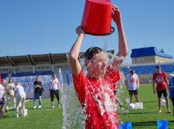 Такой вот экстрим: холодной водой облились жители Новороссийска на стадионе