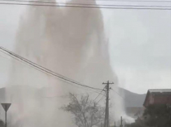 Без воды останутся многие: в Новороссийске бьет фонтан 