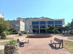 «Фонтан не работает, зелень засохла», - жительница Новороссийска возмущена мини-парком у 5-ой поликлиники 