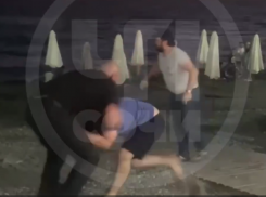 18+ Туристы подрались с охранниками: настоящая бойня у Черного моря