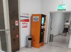 Очередь из автомобилистов в ТЦ Новороссийска преграждает путь к туалету