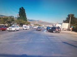 Водитель в Новороссийске не уступил дорогу и причинил вред своему пассажиру