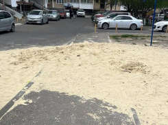 Двор многоквартирника в Новороссийске превращается в Сахару 