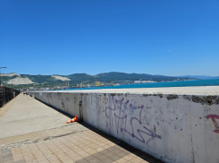 «Ничего красивого», - западный мол Новороссийска «украсили» горе-художники 