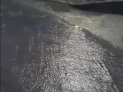 У кого по графику, у кого – по земле мощным потоком: в Новороссийске прорвало трубу