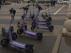 С горочки скатился: в жительницу Новороссийска влетел электросамокатчик 