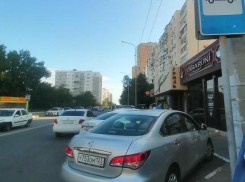 Одна из остановок Новороссийска превратилась в парковку