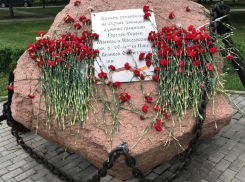 Москвичи привели в порядок новороссийский камень