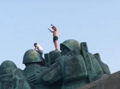 Дети на мемориале в Новороссийске ходят по головам воинов-героев 