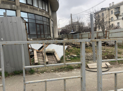 В центре Новороссийска - заброшка, на которую невозможно смотреть