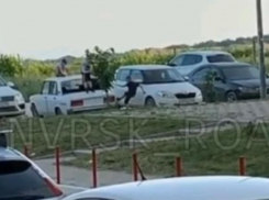 На видео сняли, как дети в Новороссийске атаковали автомобиль