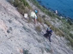 В Новороссийске отец с сыном стали скалолазами поневоле: потребовалась помощь спасателей