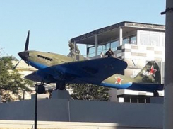 Снова залезли на памятник: горожане недовольны отношением к “Самолету”    