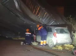 Срывает крышу: В Новороссийске ураганным ветром сорвало кровлю дома, которая упала на автомобиль 