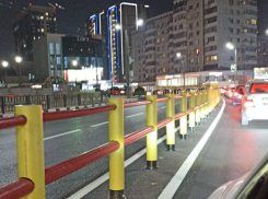 «Зачем оно нужно»: новороссийцы о дорожном ограждении на проспекте Ленина