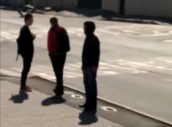 Стоял неподвижно, «испытывал волю» : новороссийцы обсуждают странного мужчину на остановке