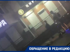 Прослыл «неадекватом»: новороссийцы заметили, как мужчина с ребенком в темное время суток «рассекал» по дороге на самокате