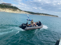 Морская прогулка чуть не кончилась трагично: более 10 отдыхающих в Геленджике унесло в открытое море 