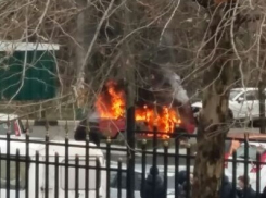 Автомобиль полыхает в южном районе Новороссийска 