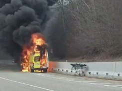 «Скорая» с трупом внутри загорелась на трассе вблизи Новороссийска 