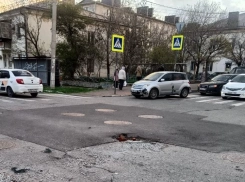 «А дыра все растет»: многострадальный участок дороги в Новороссийске снова опасен для водителей и пешеходов