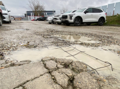 Крошка будет: новороссийцам пообещали засыпать дорогу до конца марта