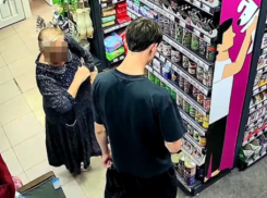 Ни стыда, ни стыда: бабушка и подросток украли из магазина собачьи консервы в Новороссийске