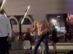 Местный космонавт пляшет  в Новороссийске в одних джинсах