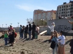 На набережной Новороссийска столпились люди: что происходит 